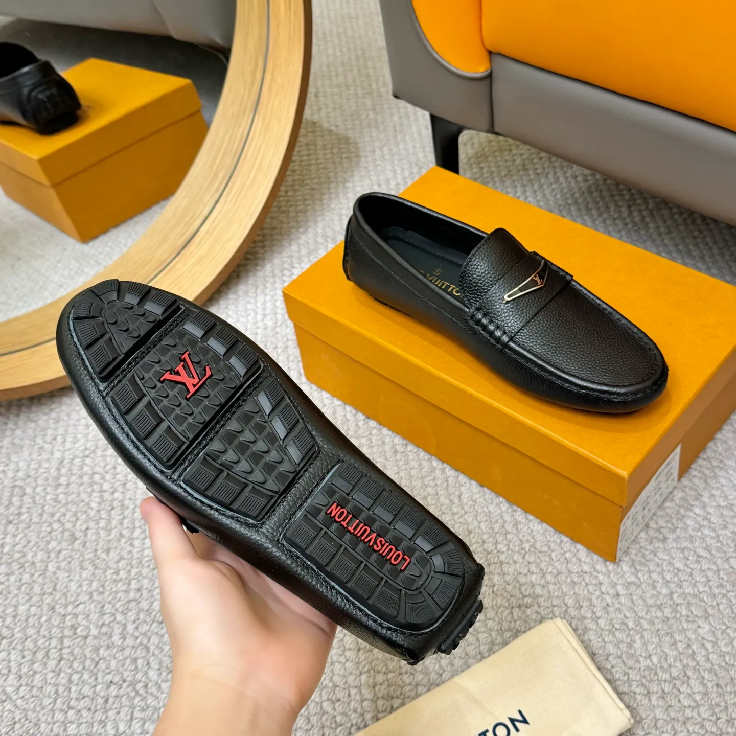 Men's men's shoes 💰420 (Yangli) LV 2⃣️0⃣️2⃣️5️⃣Spring and summer counter GLORIA series models ✈️Original factory special leather production, original last type. A classic driving slip-on casual shoe that shows an elegant style with exquisite craftsmanship details such as Monogram embossing all over the upper🌀Italian imported calfskin fabric Sheepskin foot pads➕Inside～Private mold replica sole Unique style Comfortable driving slip-on Size: 4-12 (38-46) Comes with [Counter packaging: original box, wrapping paper, card, instruction manual, shoehorn, cloth bag] No pressure to enter and leave the counter!